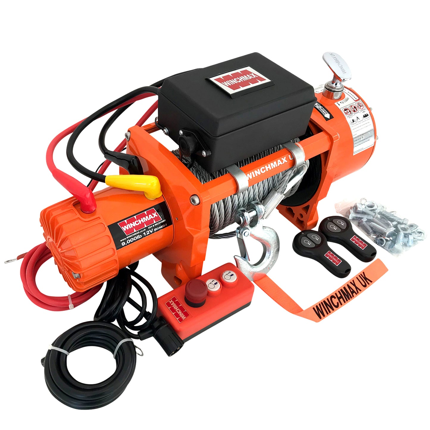 Verricello da 4.082 kg (9.000 lb) a 12 V. Conforme alla norma EN14492. Fune in acciaio da 24 m x 9 mm. Piastra di montaggio.